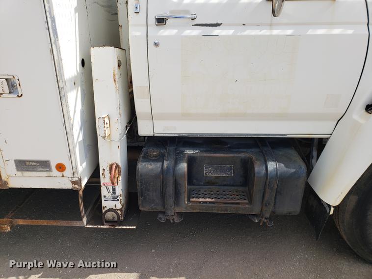 image for item DF2449 1995 Ford F800 bucket truck