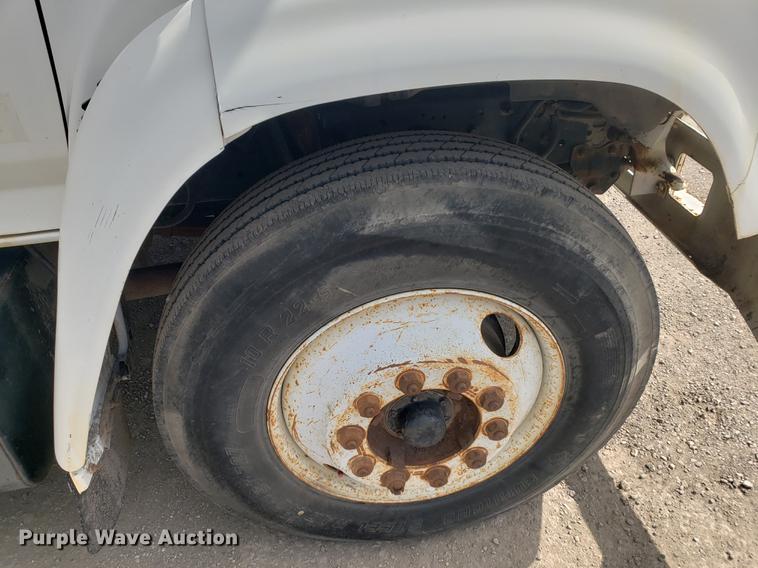 image for item DF2449 1995 Ford F800 bucket truck