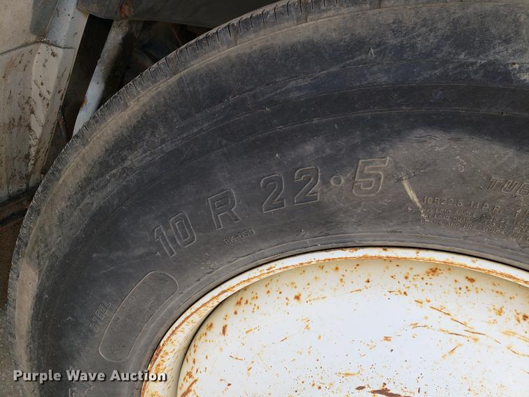 image for item DF2449 1995 Ford F800 bucket truck