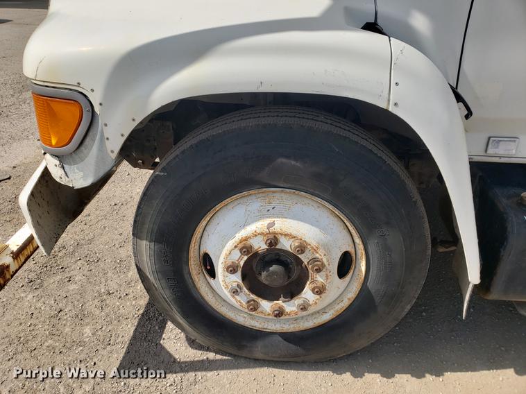 image for item DF2449 1995 Ford F800 bucket truck