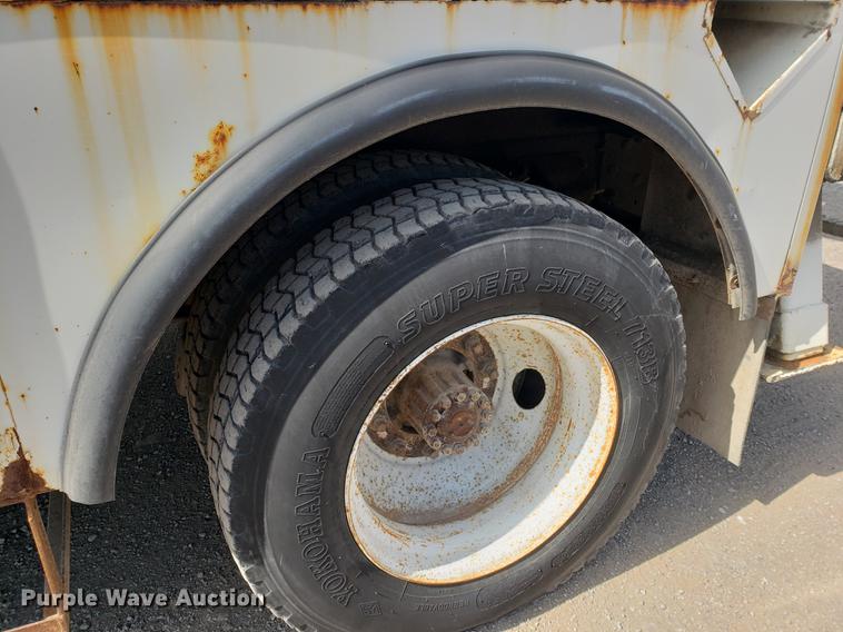 image for item DF2449 1995 Ford F800 bucket truck