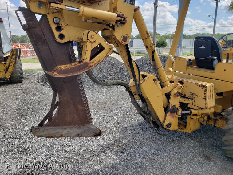 image for item DF2454 Vermeer V8550 vibratory cable plow