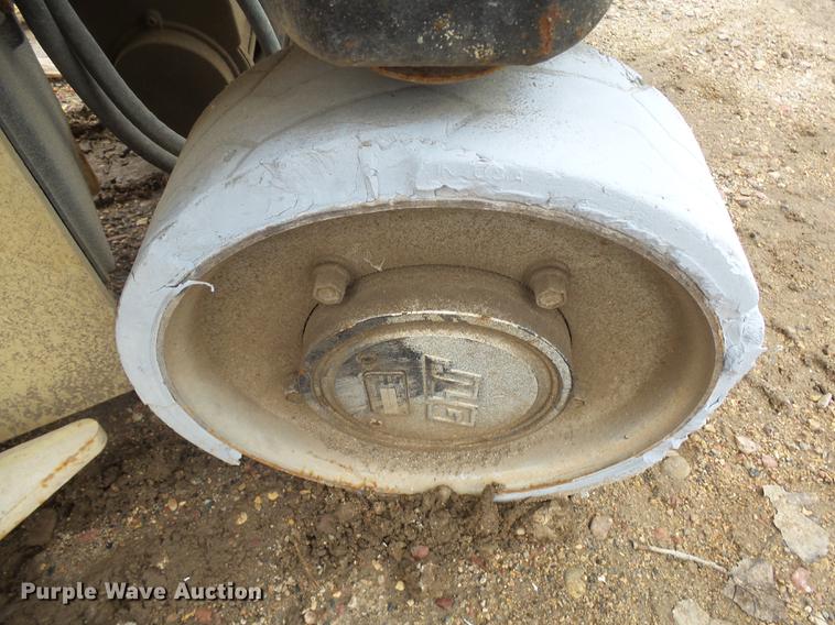 image for item DX9130 2005 JLG 2630ES scissor lift