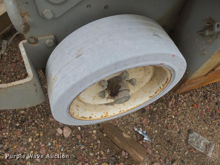 image for item DX9137 2000 Mec 2033ES scissor lift