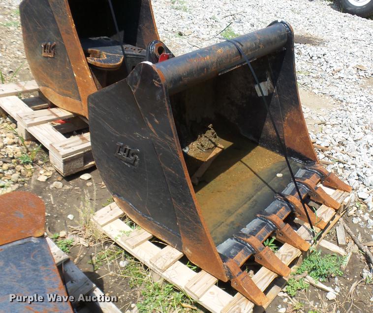 (3) Tag excavator buckets in Olathe, KS Item DX9440 sold Purple Wave