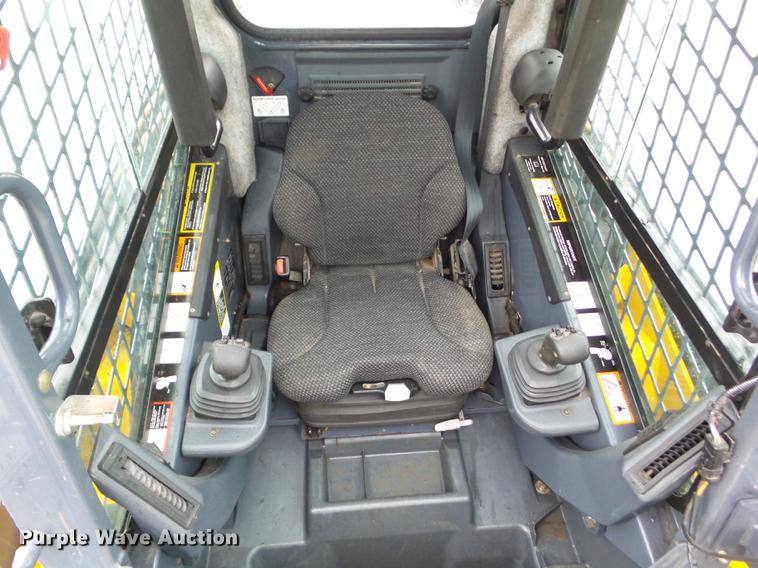 image for item DZ9434 2011 John Deere 328D skid steer