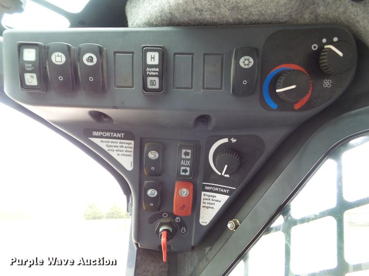 image for item DZ9434 2011 John Deere 328D skid steer