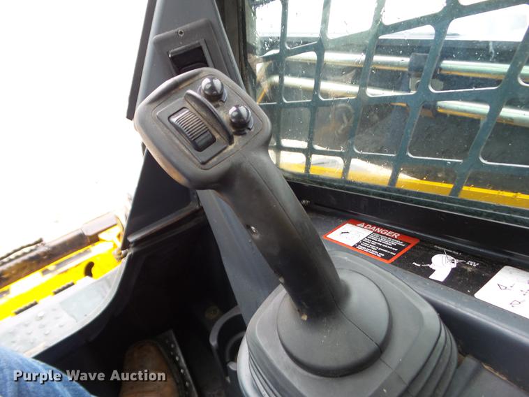 image for item DZ9434 2011 John Deere 328D skid steer