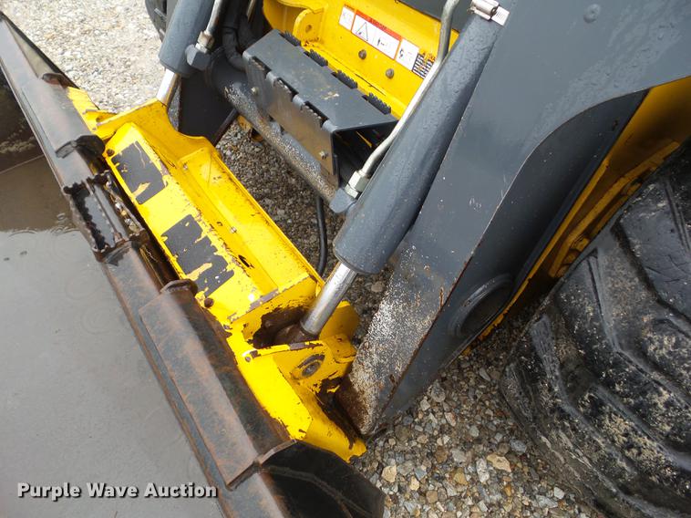 image for item DZ9434 2011 John Deere 328D skid steer