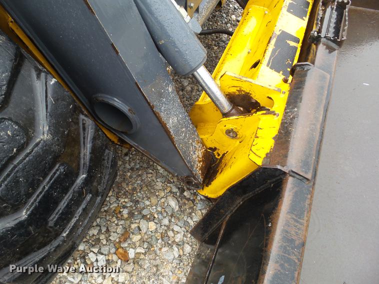 image for item DZ9434 2011 John Deere 328D skid steer