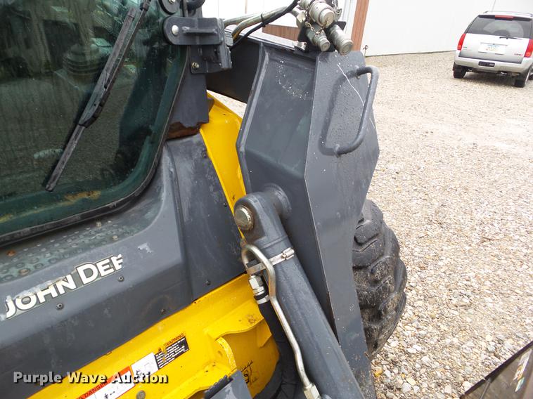 image for item DZ9434 2011 John Deere 328D skid steer