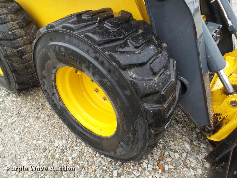 image for item DZ9434 2011 John Deere 328D skid steer