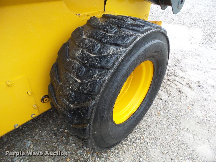 image for item DZ9434 2011 John Deere 328D skid steer