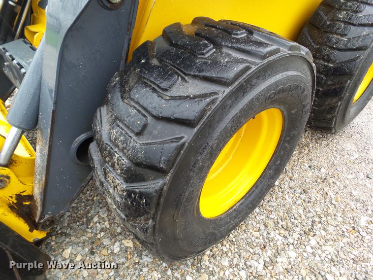 image for item DZ9434 2011 John Deere 328D skid steer