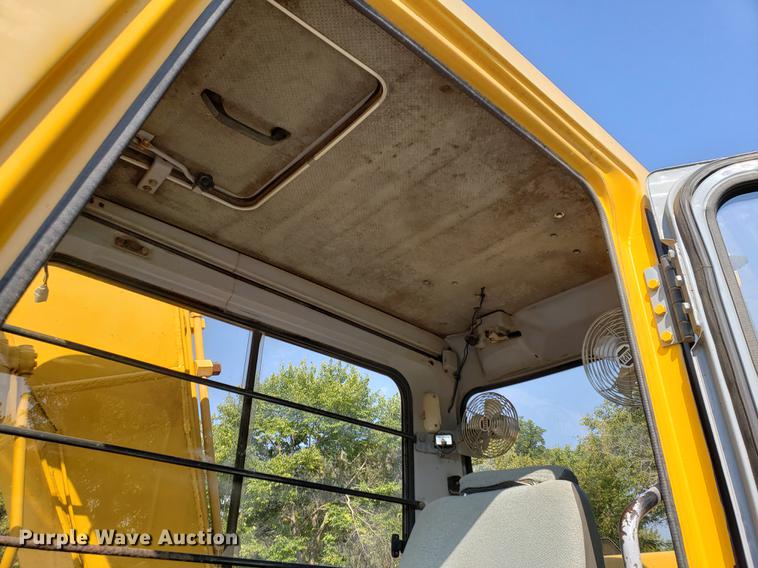 image for item EF9854 1996 John Deere 490E excavator