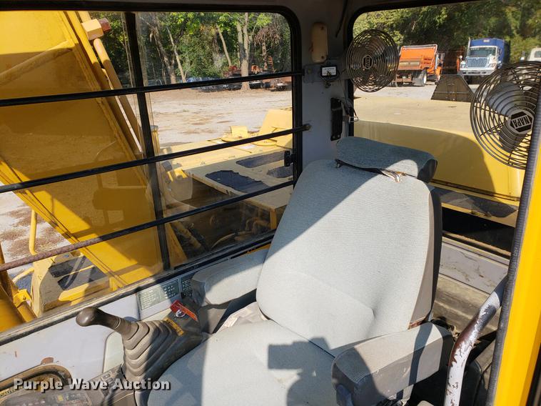 image for item EF9854 1996 John Deere 490E excavator