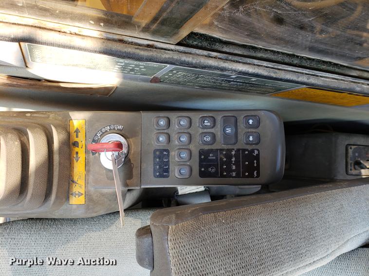 image for item EF9854 1996 John Deere 490E excavator