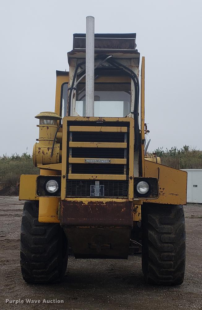 image for item EF9916 International 412 elevating scraper