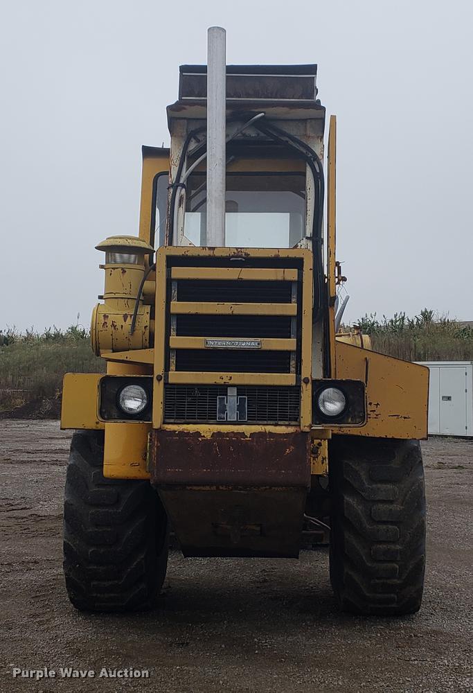 image for item EF9916 International 412 elevating scraper