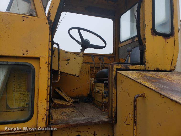 image for item EF9916 International 412 elevating scraper