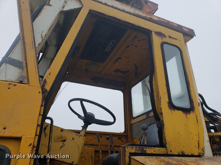 image for item EF9916 International 412 elevating scraper