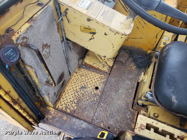 image for item EF9916 International 412 elevating scraper