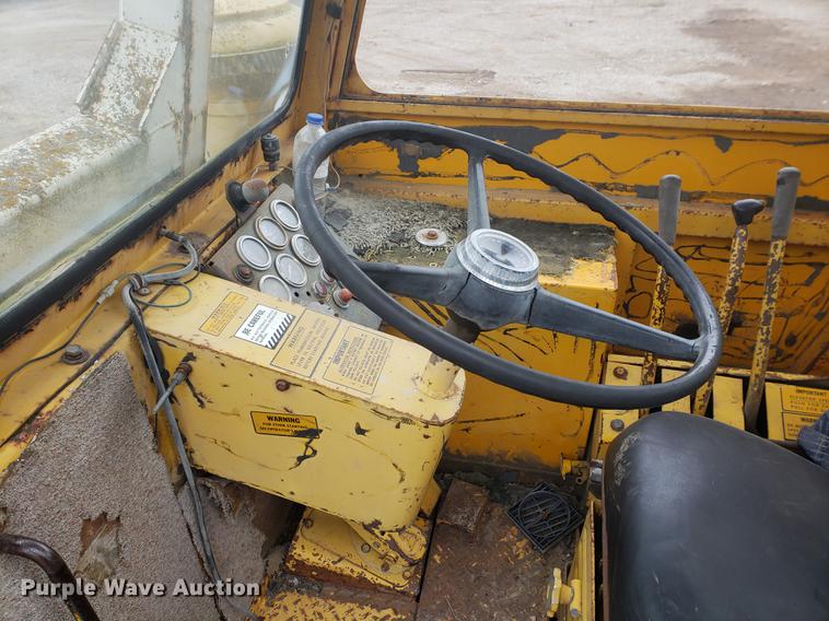 image for item EF9916 International 412 elevating scraper