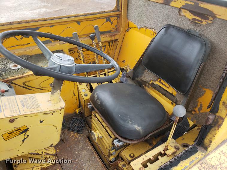 image for item EF9916 International 412 elevating scraper