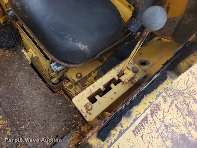 image for item EF9916 International 412 elevating scraper