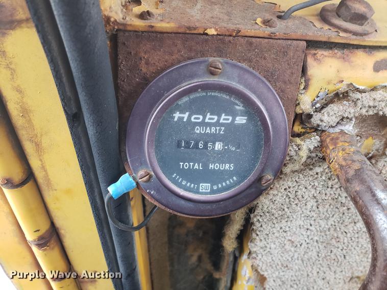 image for item EF9916 International 412 elevating scraper