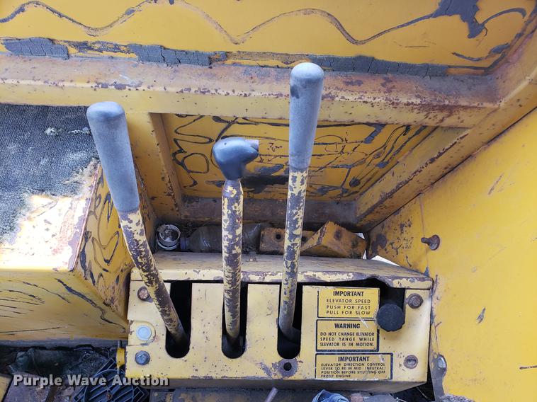 image for item EF9916 International 412 elevating scraper