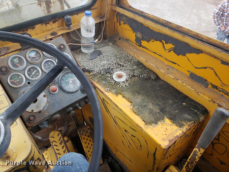 image for item EF9916 International 412 elevating scraper