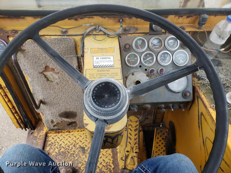 image for item EF9916 International 412 elevating scraper