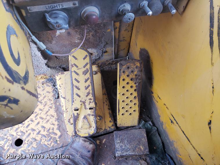 image for item EF9916 International 412 elevating scraper