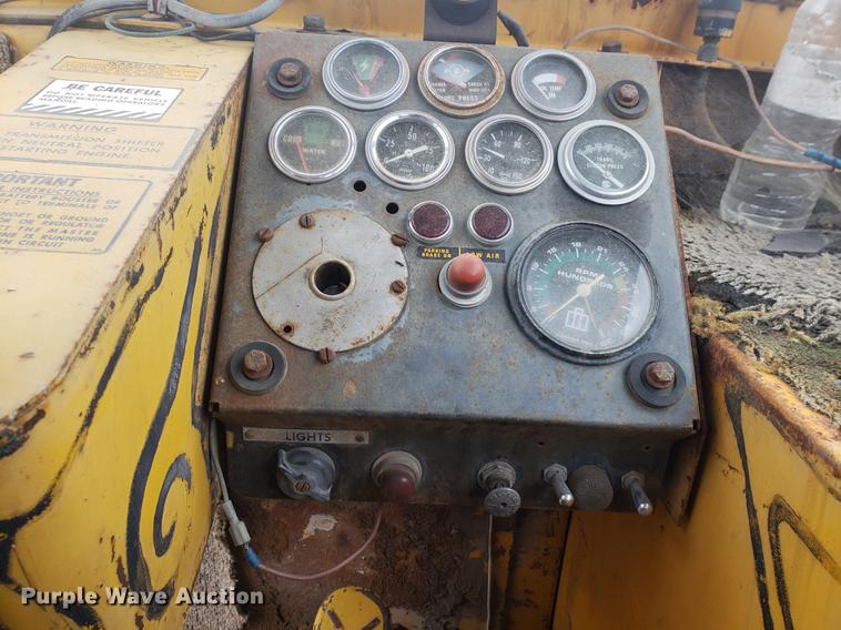 image for item EF9916 International 412 elevating scraper