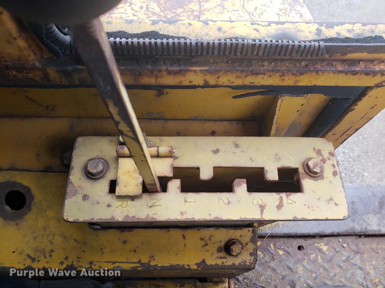 image for item EF9916 International 412 elevating scraper