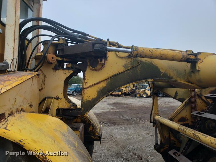 image for item EF9916 International 412 elevating scraper