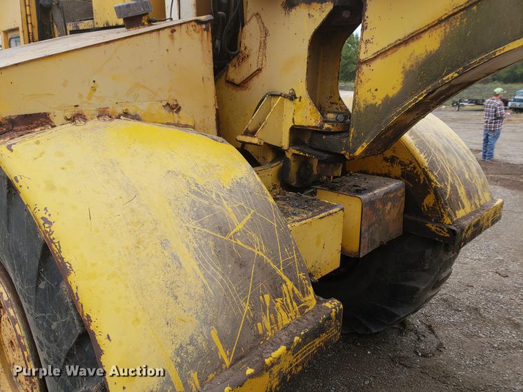 image for item EF9916 International 412 elevating scraper