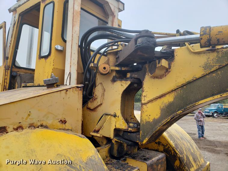 image for item EF9916 International 412 elevating scraper