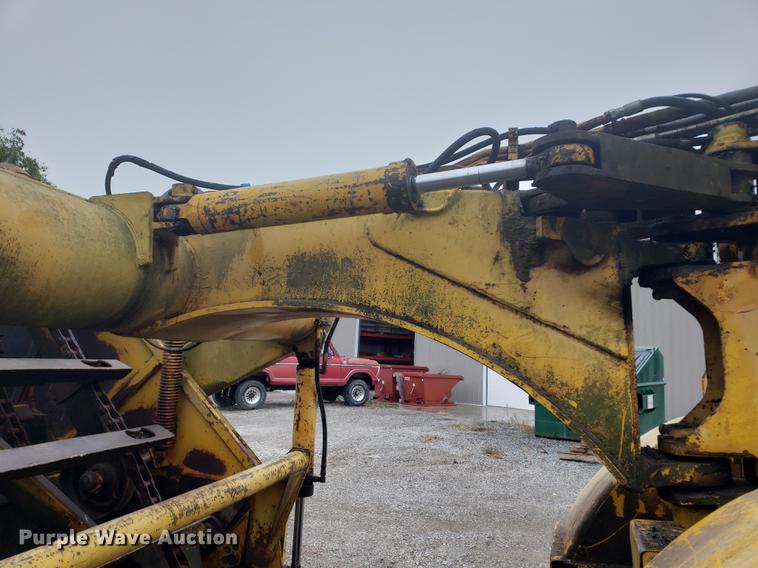 image for item EF9916 International 412 elevating scraper