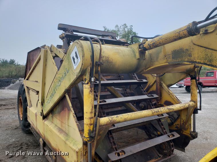 image for item EF9916 International 412 elevating scraper
