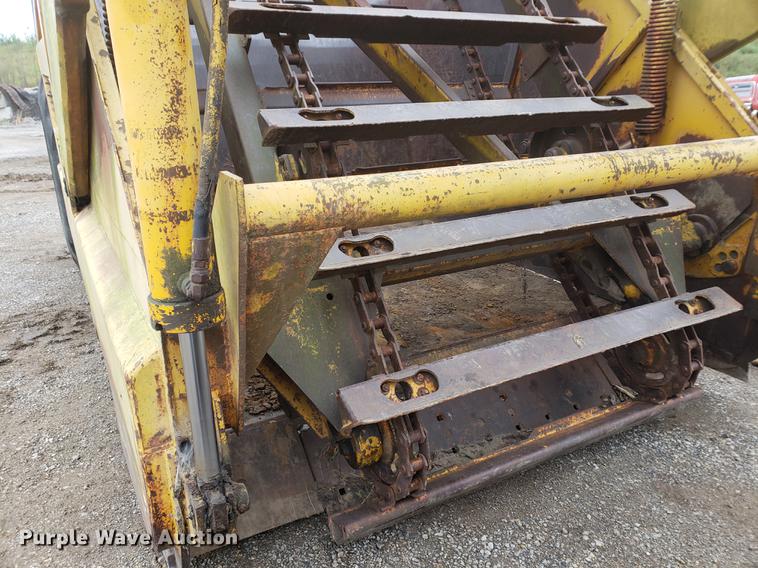 image for item EF9916 International 412 elevating scraper