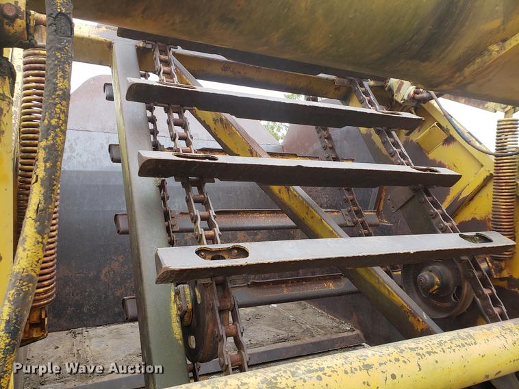 image for item EF9916 International 412 elevating scraper