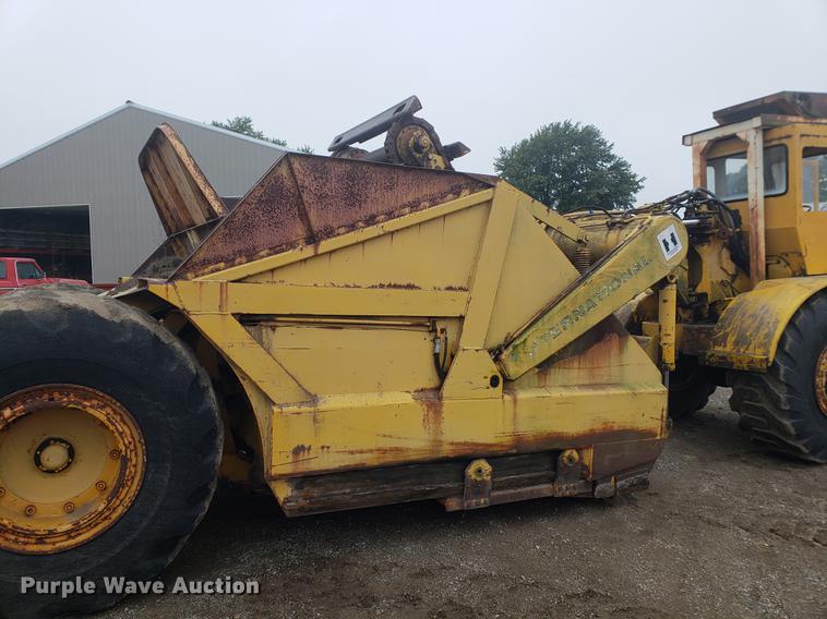 image for item EF9916 International 412 elevating scraper