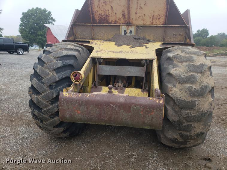 image for item EF9916 International 412 elevating scraper