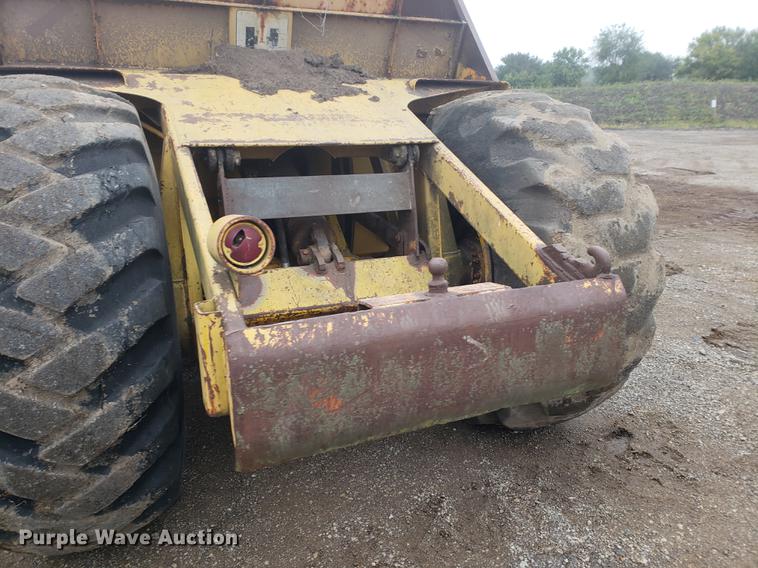 image for item EF9916 International 412 elevating scraper