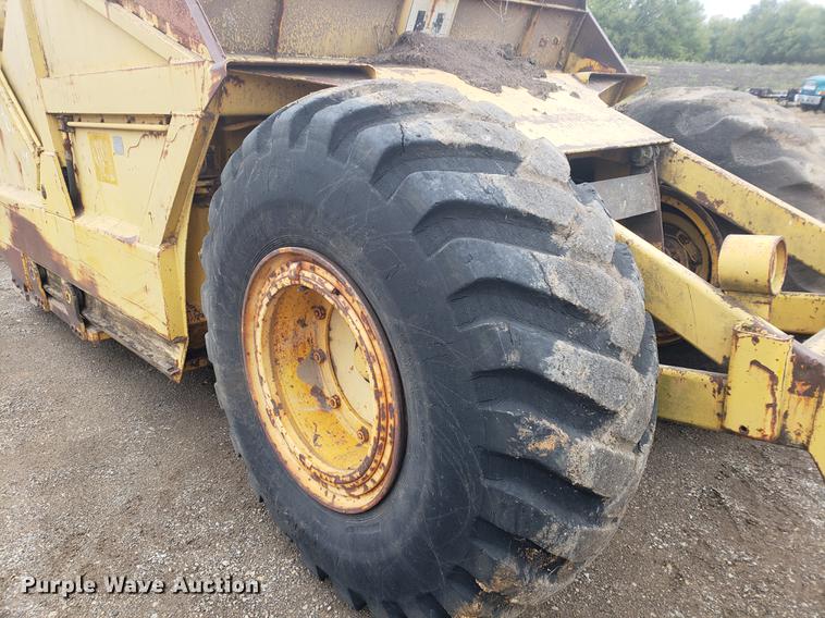 image for item EF9916 International 412 elevating scraper