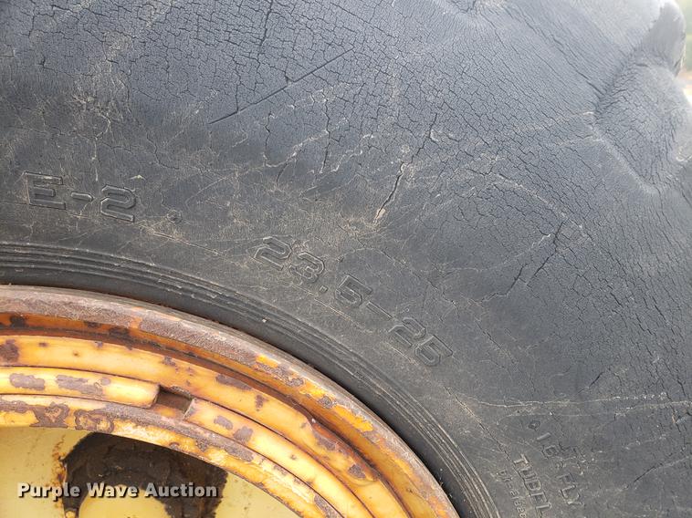 image for item EF9916 International 412 elevating scraper