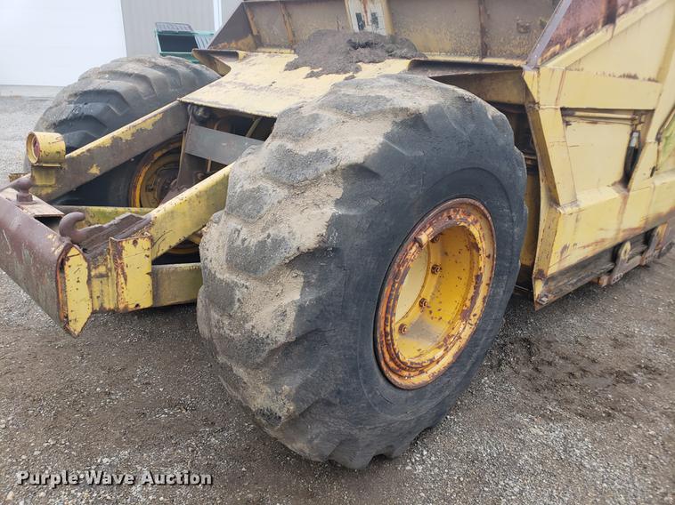 image for item EF9916 International 412 elevating scraper