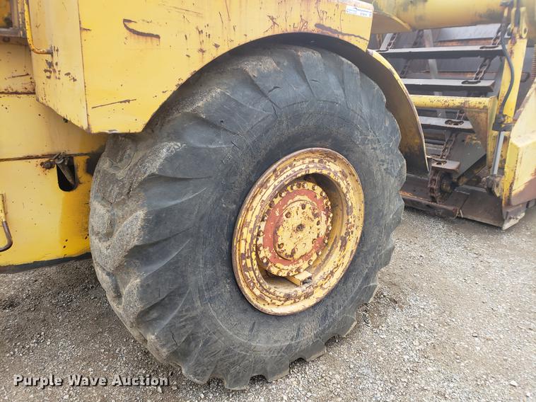 image for item EF9916 International 412 elevating scraper